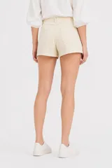 Short de algodón de talle alto y corte recto, en color beige claro, con cordón ajustable en la cintura.