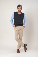 Chaleco de punto con cuello en V, confeccionado en lana merino, de diseño clásico y ajuste regular.