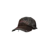 Gorro con visera estilo trucker, color marrón oscuro con efecto gastado, detalles desgastados, tachas y estampado gráfico frontal.
