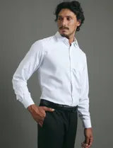 Camisa de vestir de manga larga con cuello clásico, cierre frontal con botones y bolsillo en el pecho.