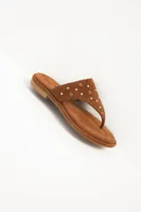 Sandalias de cuero color beige con apliques metálicos redondos.