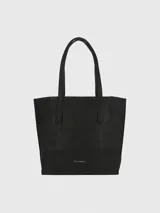 Cartera tipo tote de la marca Hush Puppies, en color negro. Presenta un diseño estructurado con doble asa de hombro y cierre principal. Incluye el logo de la marca grabado en la parte inferior frontal.