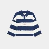 Polo de manga larga estilo rugby, color azul marino y blanco a rayas horizontales anchas. Presenta cuello polo y tapeta con botones. El tejido es pesado (500 gsm) y tiene bordes deshilachados en cuello, puños y ruedo. Lleva un pequeño logo bordado en el pecho.