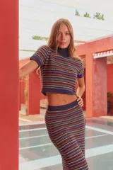 Remera tejida de cuello alto y manga corta con diseño a rayas horizontales en colores azul marino, amarillo, rojo y lila.