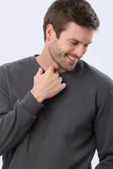 Buzo deportivo de cuello redondo con interior de micropolar y logo bordado al tono en el pecho.