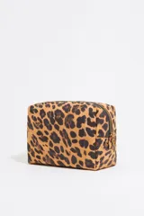 Neceser acolchado color blanco con estampado de perros galgo en tinta negra. Cierre superior con cremallera dorada y logo de la marca en el frente.