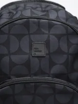 Mochila negra con tres compartimentos con cierre y dos bolsillos laterales abiertos con elástico.