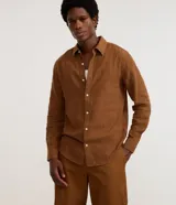 Camisa regular Marfinno para hombre, de color marrón con textura grid, cuello inglés, mangas largas y cierre frontal de botones.