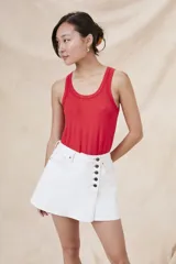 Musculosa roja de viscosa y elastano, corte ajustado.