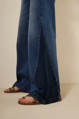 Pantalón de jean de tiro alto, corte ancho y pierna recta, con paneles de denim en tonos contrastantes.