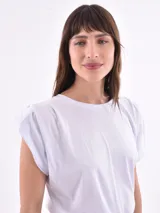 Remera negra de corte clásico con mangas cortas abullonadas.