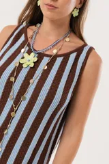 Vestido corto tejido con escote bote y mangas sisa, a rayas verticales color celeste y marrón.