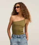 Blusa de un hombro confeccionada en tejido rib con textura acanalada, de corte ajustado y diseño sin mangas.