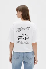 Remera negra de manga corta, cuello redondo y diseño holgado, con estampado frontal en color blanco con la inscripción "Race Vibes".