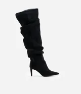 Bota de caña alta over the knee con acabado tipo gamuza, diseño fruncido en la caña, punta fina y tacón kitten heel.