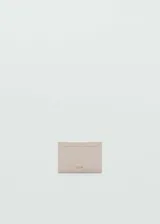 Porta documentos de diseño minimalista con efecto safiano, múltiples ranuras para tarjetas y logo metálico grabado en la parte frontal.