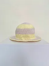 Gorro tipo bucket tejido a crochet a mano, con hilo 100% algodón, con diseño a rayas horizontales en color marrón y beige.