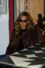 Chaqueta de cuero sintético marrón, tipo biker, con cierre frontal cruzado, solapas con muesca y bolsillos laterales con cierre.