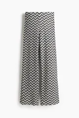 Pantalón de punto jacquard suave, con diseño de patrón en zigzag en color blanco y negro, de tiro alto con cintura elástica oculta y piernas amplias.