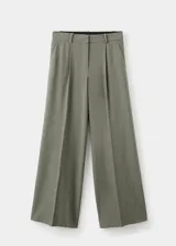 Pantalón de vestir de corte recto y tiro medio, con diseño de pinzas, bolsillos laterales y bolsillos de ribete en la parte posterior. Cuenta con cierre oculto de botón, gancho y cremallera.