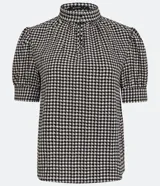 Blusa con cuello alto, manga corta abullonada y estampado de pata de gallo en blanco y negro.