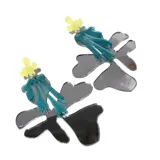 Aros colgantes con forma abstracta, hechos con piezas de acrílico espejado, amarillo y turquesa.