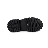 Botas de cuero color rojo y negro, con laterales elásticos negros y plataforma dentada.