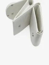 Billetera Diesel de cuero blanco con logo ovalado en el frente. Diseño compacto de tres pliegues con múltiples ranuras para tarjetas, compartimento para billetes y bolsillo para monedas.