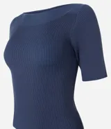 Blusa básica de punto Marfinno, color marfil, de corte ajustado, con elegante escote bote y mangas cortas.