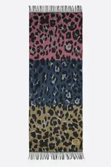 Chal rectangular con diseño de bloques de color y estampado animal print. Presenta flecos en los extremos y etiqueta con logo de la marca en una esquina.