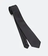 Corbata clásica de color gris oscuro con acabado satinado y textura sutil. Diseño elegante y versátil, ideal para eventos formales.