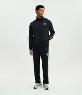 Pantalón deportivo color bordó con rayas blancas laterales, cintura elástica con cordón ajustable, bolsillos laterales y logo pequeño en el muslo.