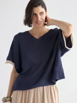 Sweater negro de tejido de punto calado, con mangas cortas amplias y detalle de lurex en los bordes color crudo.