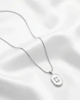 Collar de acero con cadena fina y dije ovalado que presenta un centro de circonia rodeado de nácar.