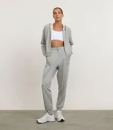 Pantalón deportivo tipo jogger de la marca Get Over, confeccionado en una mezcla de poliéster, modal y elastano. Presenta cintura elástica con cordón de ajuste, bolsillos delanteros amplios y puños elásticos en los tobillos.