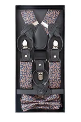 Set de tirantes, moño y pañuelo de bolsillo con estampado floral en tonos azul y naranja. Los tirantes son ajustables y tienen apliques de cuero negro para sujetarlos con botones o pinzas metálicas para sujetarlos al pantalón.