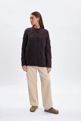 Pantalon tipo cargo de jean en color beige, con corte recto y bolsillos laterales funcionales.