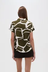 Blusa holgada de manga corta, con escote en V y estampado abstracto en tonos verde oliva y blanco.