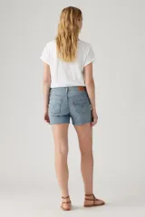 Short de jean de tiro medio, color celeste claro, con calce relajado y largo a medio muslo.