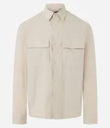 Camisa overshirt color beige, de corte recto, con cuello solapa, abotonadura frontal, mangas largas y dos bolsillos de parche con solapa en el pecho.