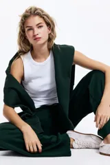 Pantalón tipo jogger de corte holgado y piernas amplias, confeccionado en felpa con interior cepillado. Presenta cintura elástica con cordón de ajuste y bolsillos laterales discretos.