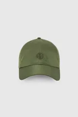 Gorra de nylon bordó con visera curva y logo bordado tono sobre tono en el frente.