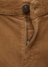 Pantalón de pana marrón, modelo flare de tiro alto, con bolsillos y cierre frontal de cremallera y botón.