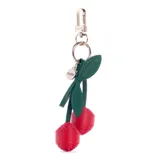 Llavero Guess con diseño de cerezas, confeccionado en poliuretano rojo y verde, con herrajes metálicos dorados y charm con logo de la marca.