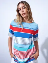 Remera de algodón con rayas horizontales en azul, celeste, rojo y blanco.