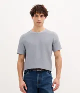 Remera de hombre marca Marfinno, con textura horizontal, cuello redondo y mangas cortas, de corte regular.