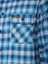 Camisa de manga larga a cuadros azules y blancos, con dos bolsillos en el pecho con cierre de botón, puños ajustables con botón, ranura para lápiz en el bolsillo y paño de microfibra oculto en el dobladillo delantero.