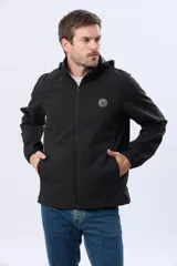 Campera repelente al agua y cortaviento de color negro, con capucha desmontable, cierre frontal y parche circular en el pecho.