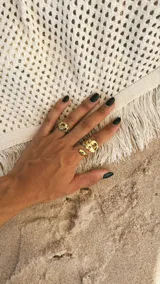 Anillo de bronce con diseño orgánico y aberturas irregulares.