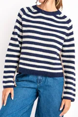 Sweater de lana con rayas horizontales en azul marino y blanco, cuello redondo y mangas largas. Presenta un detalle de costura decorativa en los laterales.